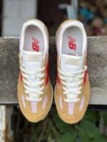 New Balance 471 unisex sneakers in brown and pink - Image 2