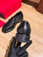 Ferragamo Black Litchi Grain Leather Decor Buckle Thick Sole Slip-On Men Business Loafer Shoes - Image 4