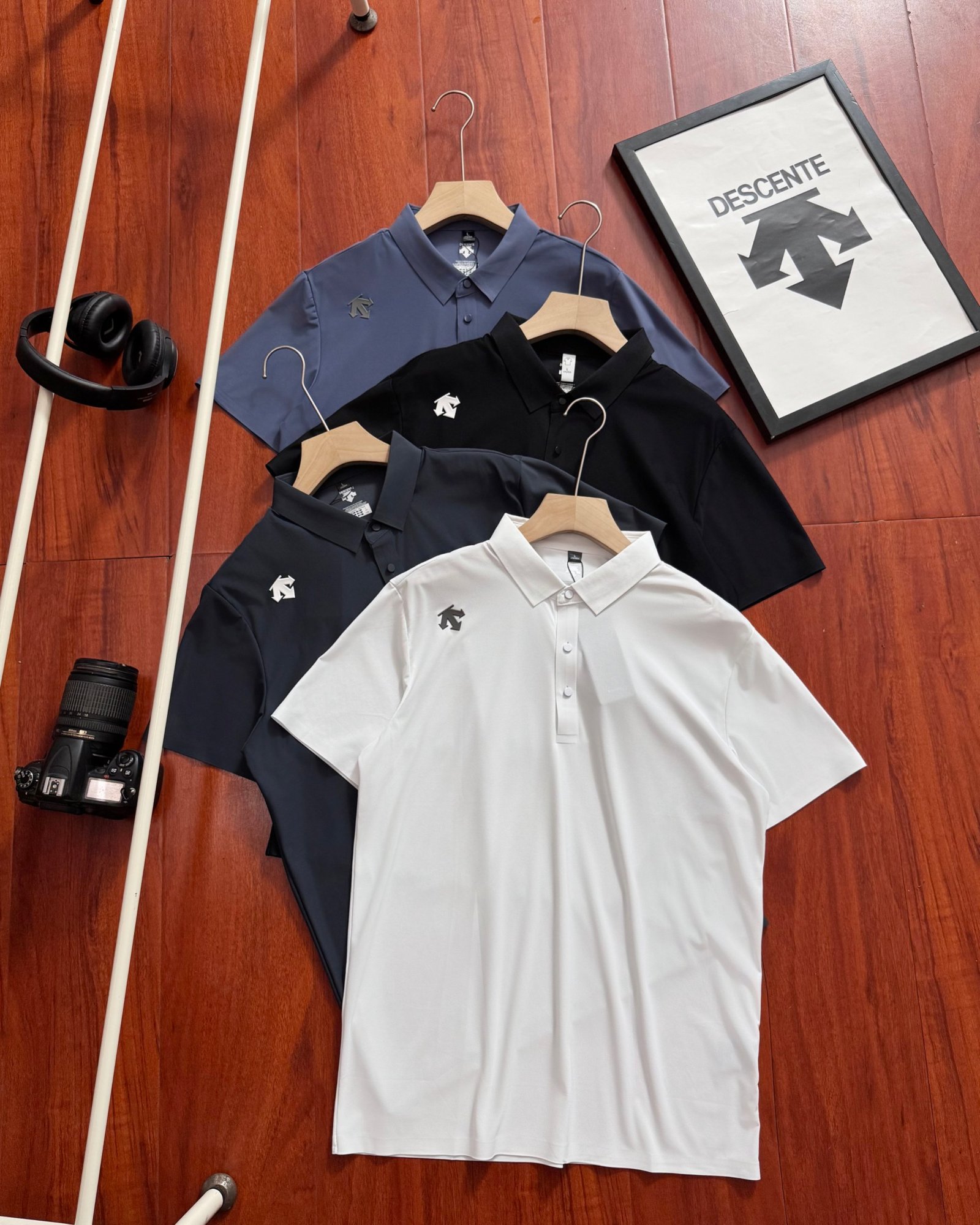 26063016-Descent-Short-Sleeve-01 Descente Small Logo Near Shoulder Quick Dry Performance Polo Shirt - Image 1