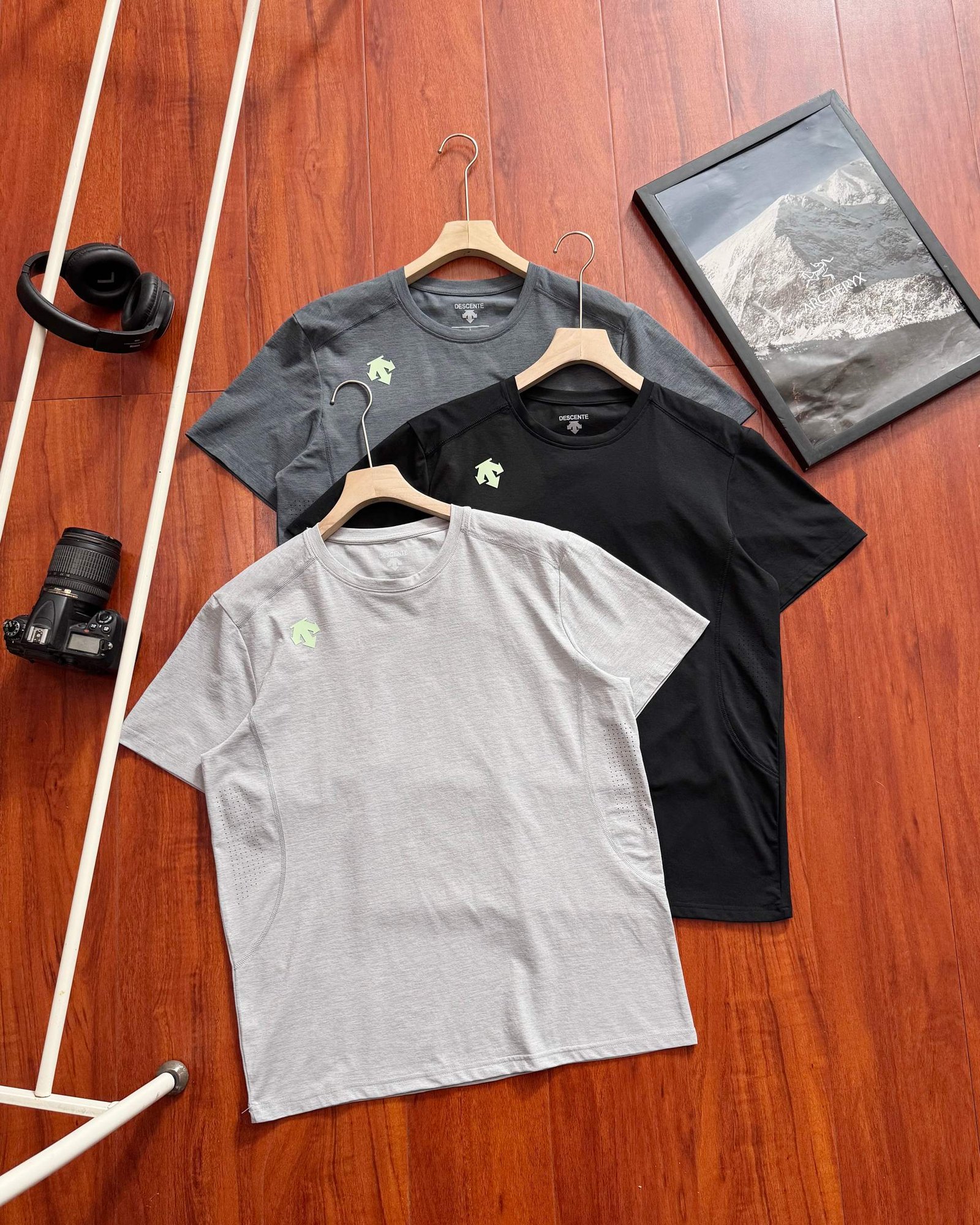 26070114-Descente-Polo-01 Descente Fluorescent Green Small Logo Breathable Mesh Spliced Sports T-shirt 3 Colors - Image 1