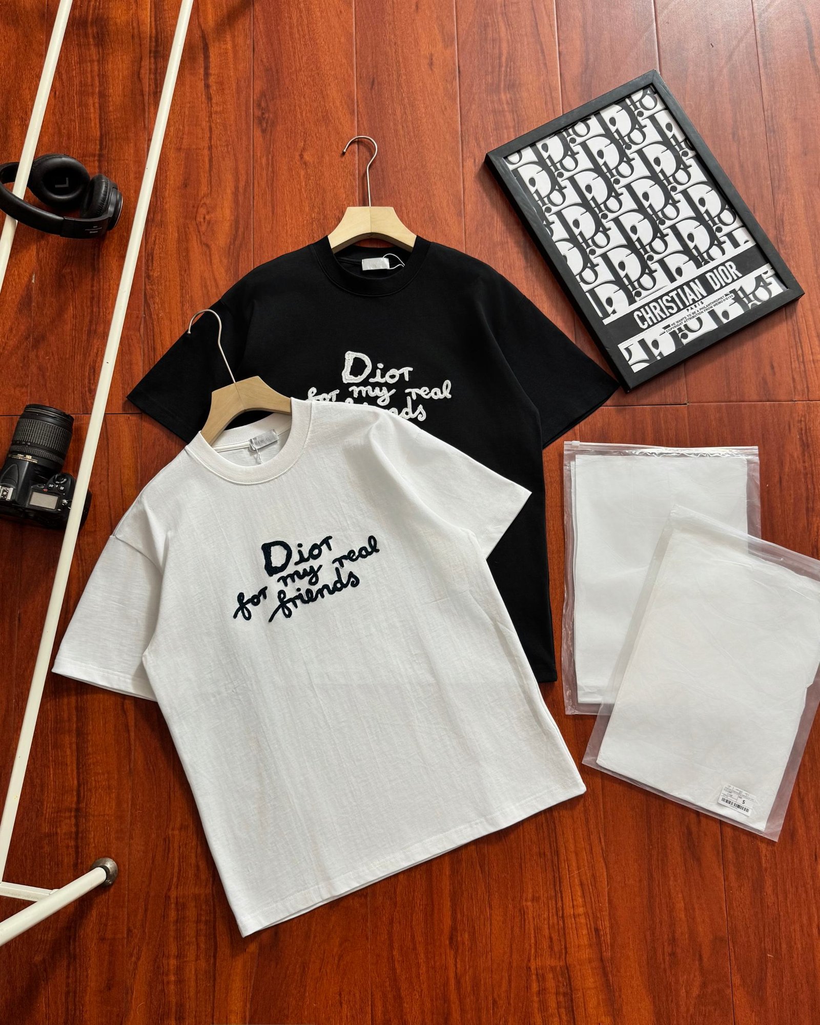 26070120-Dior-Tee-01 Dior Handwritten Letter Embroidered Crew Neck Cotton Casual Short Sleeve T-shirt 2 Colors - Image 1