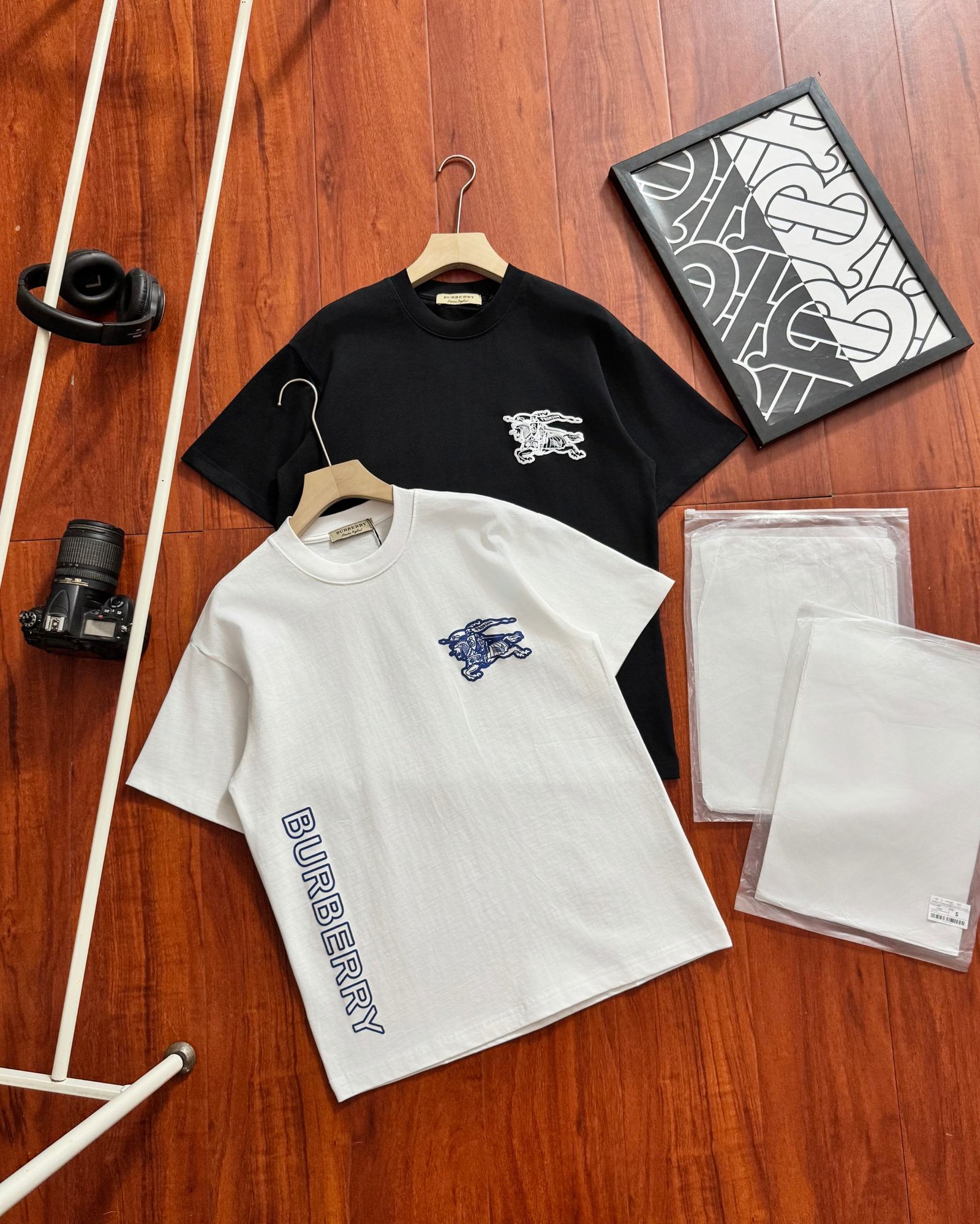 26070123-Burberry-Tee-01 Burberry Knight Embroidery Vertical Letter Print Crew Neck Cotton Loose Short Sleeve T-shirt 2 Colors - Image 1