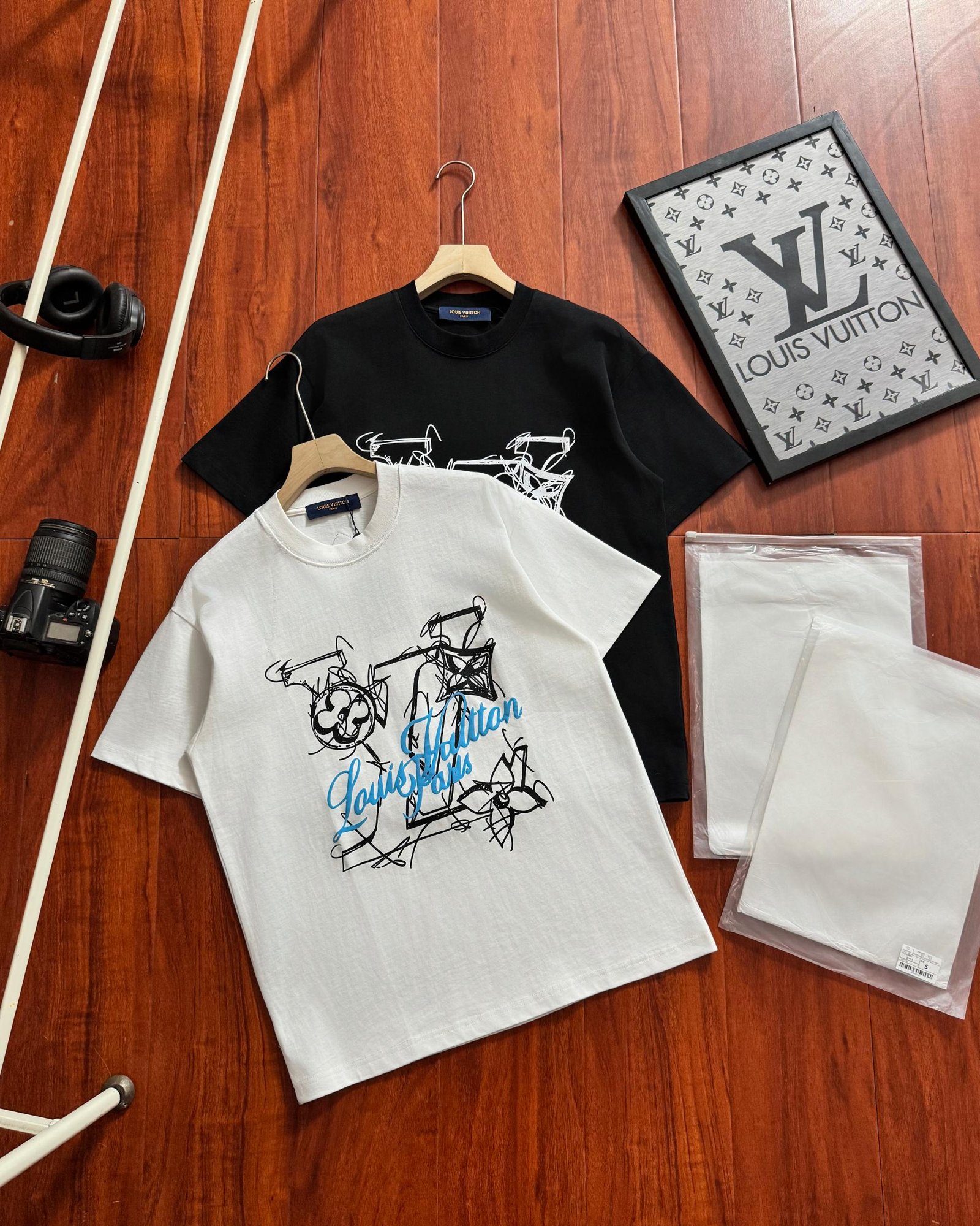 26070213-LV-Tee-01 Louis Vuitton Hand-Drawn Line Floral Cursive Letter Crew Neck Cotton Loose Short Sleeve T-shirt 2 Colors - Image 1