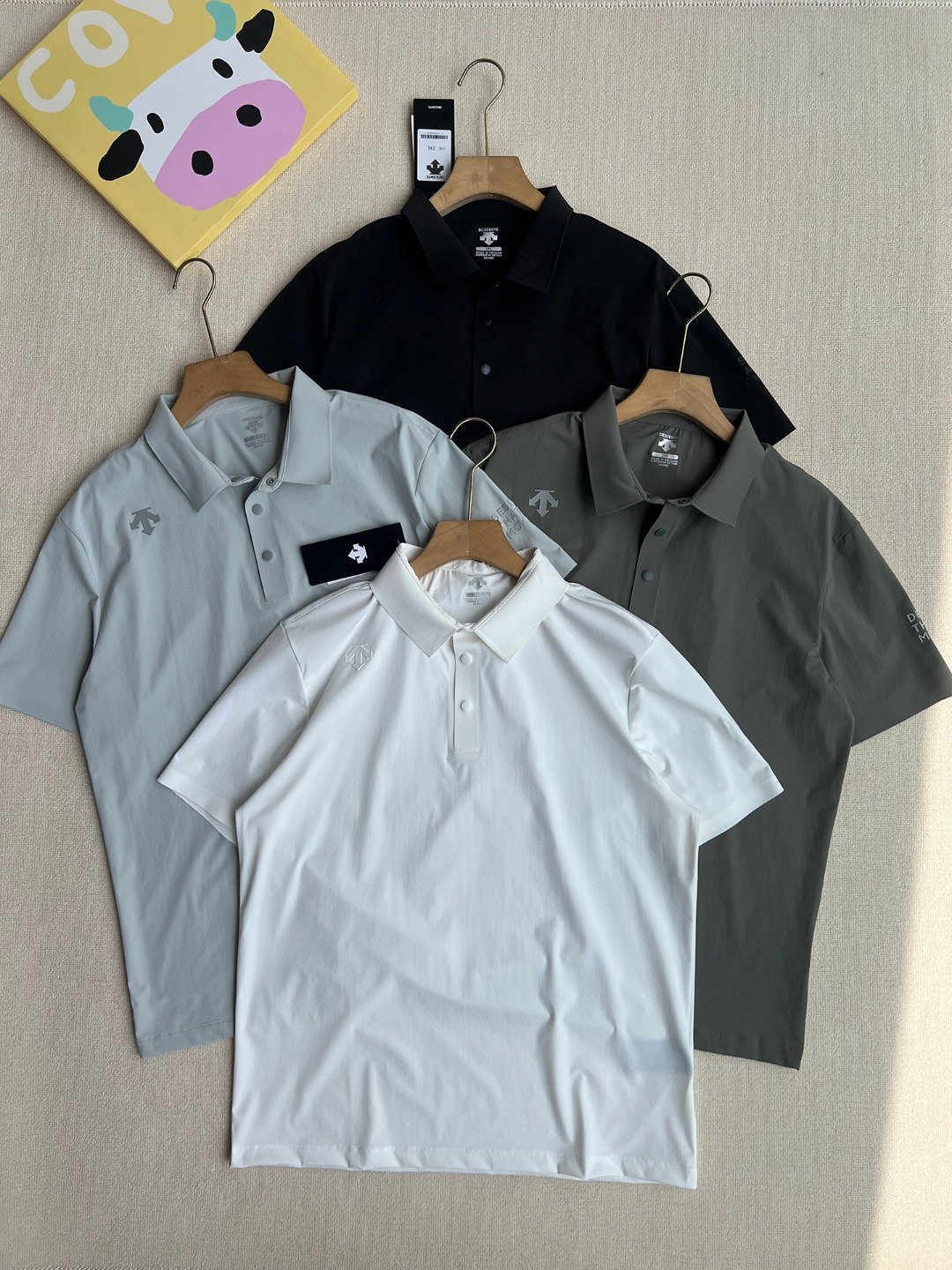 26070220-Descente-Polo-01 Descente Men Embossed Logo Quick Dry Short Sleeve Polo Shirt 4 Colors - Image 1