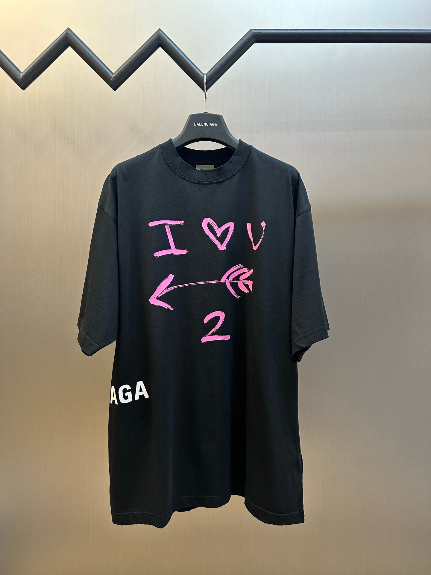 26070319-Balenciaga-Tee-01 Balenciaga Black Distressed Raw Edge Crew Neck Short Sleeve T-Shirt With Pink Graffiti Heart Arrow Letter Print - Image 1
