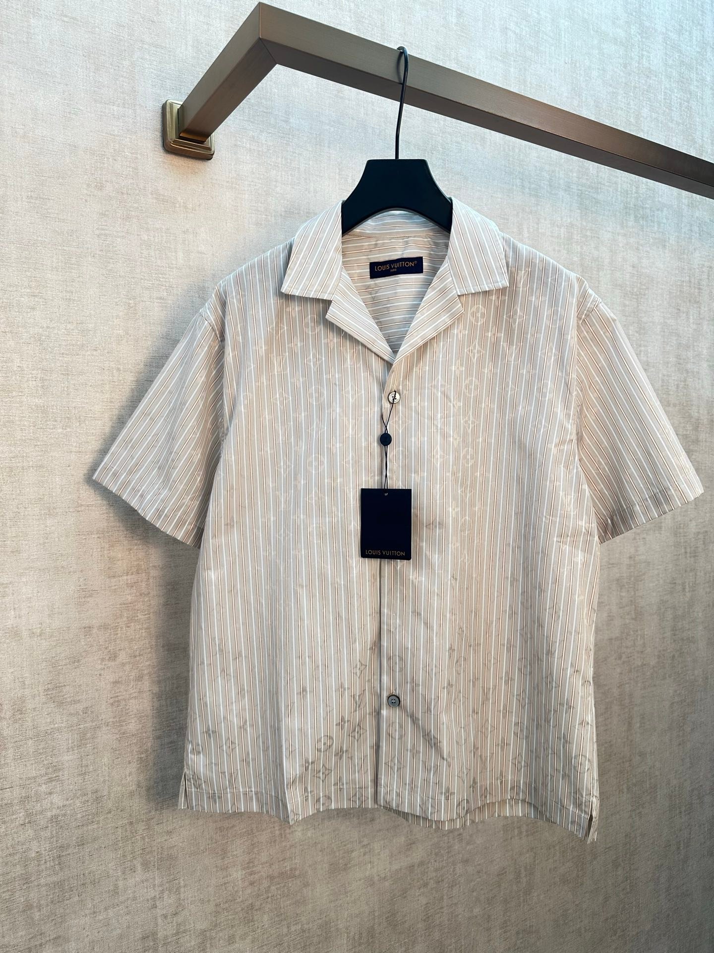 26070808-LV-Shirts-01 Louis Vuitton Vertical Stripe Hidden Print Camp Collar Short Sleeve Button Shirt - Image 1