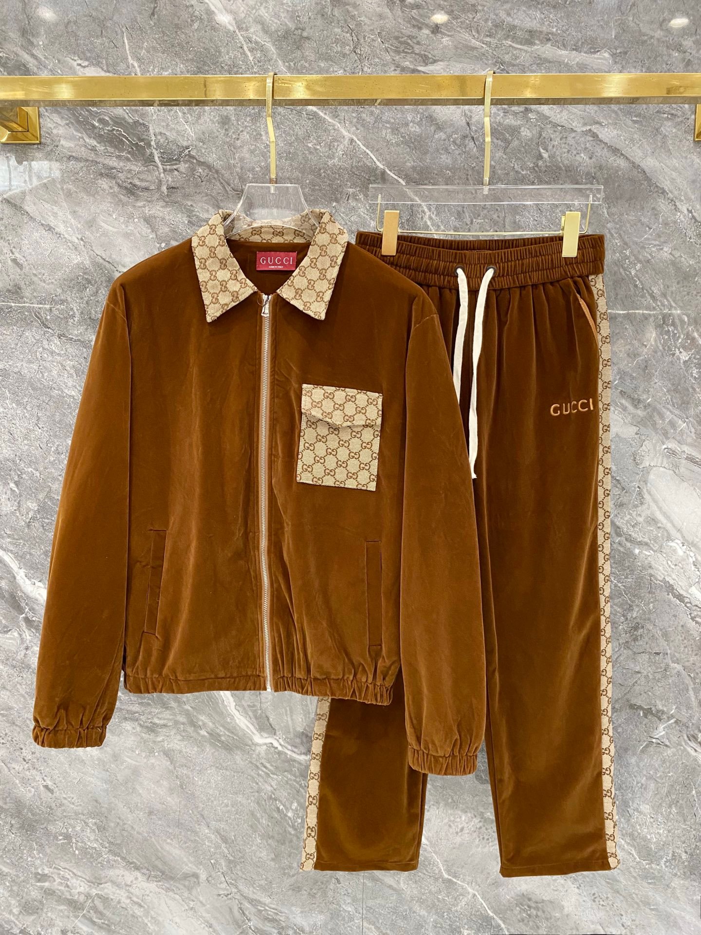 26081801-Gucci-Outfit-260-001 Gucci Men Velvet Tracksuit Set GG Monogram Patchwork Zip‑Up Collar Jacket + Drawstring Sweatpants 2pcs Outfit - Image 1