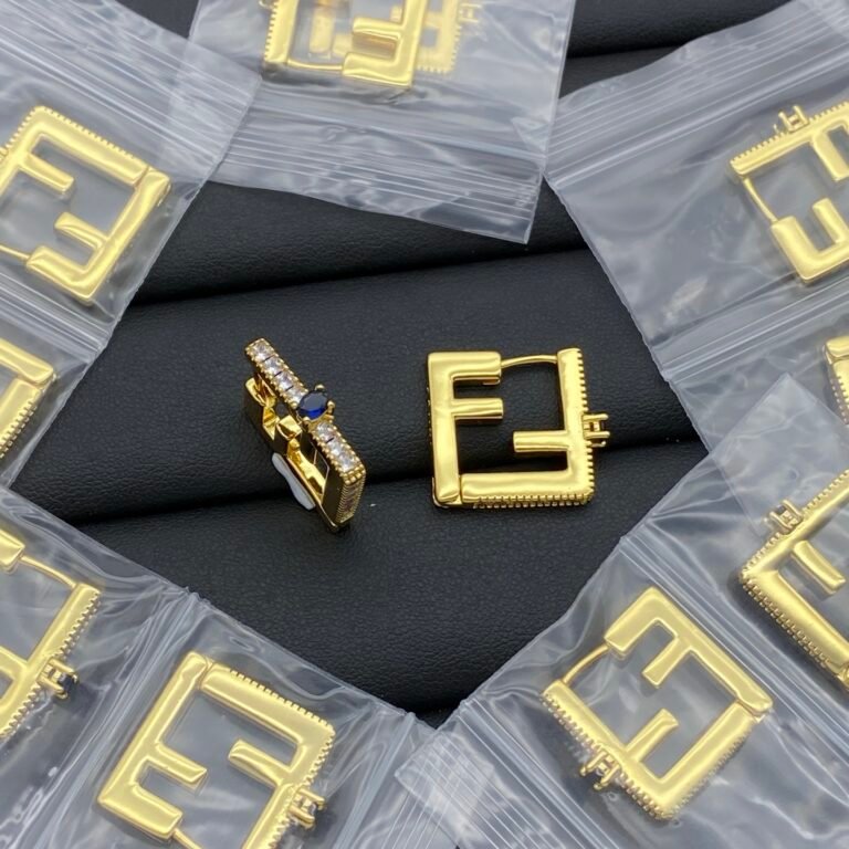 Fendi Square Hollow Letter Hoop Earrings Gold‑Tone Crystal Inlay Click‑Top Huggie Earrings