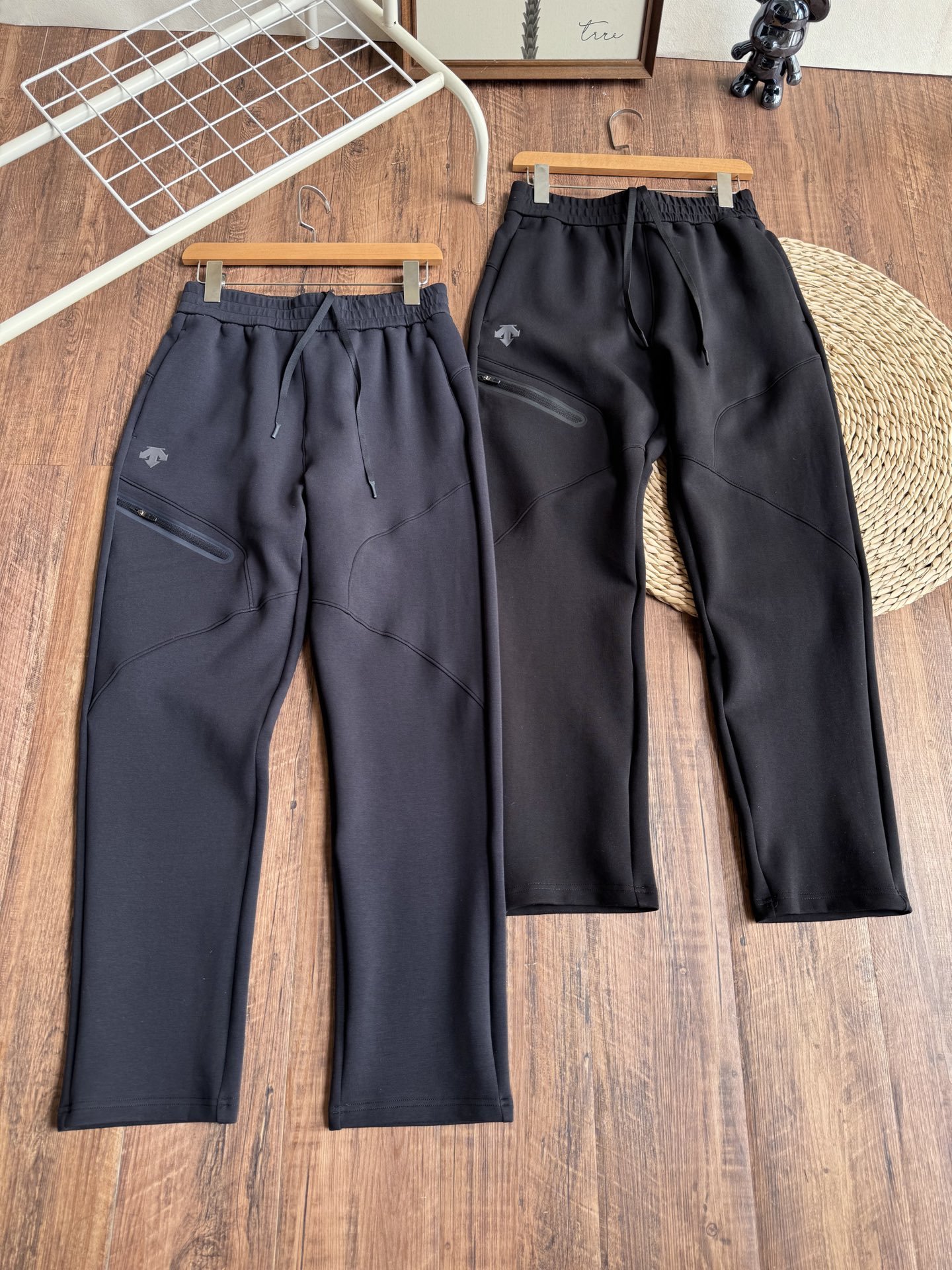 26092301-Descente-001 Descente Men Air Layer Functional Straight Sweatpants Outdoor Warm Joggers - Image 1